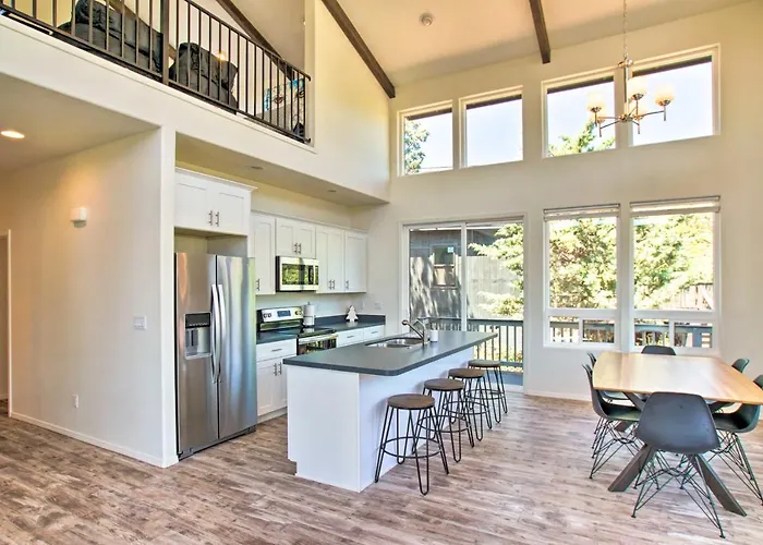 Mountain View Modern Cabin: Luxury Home! Holiday home Pine
