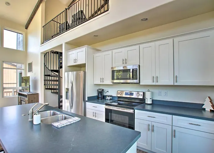 Mountain View Modern Cabin: Luxury Home! Pine