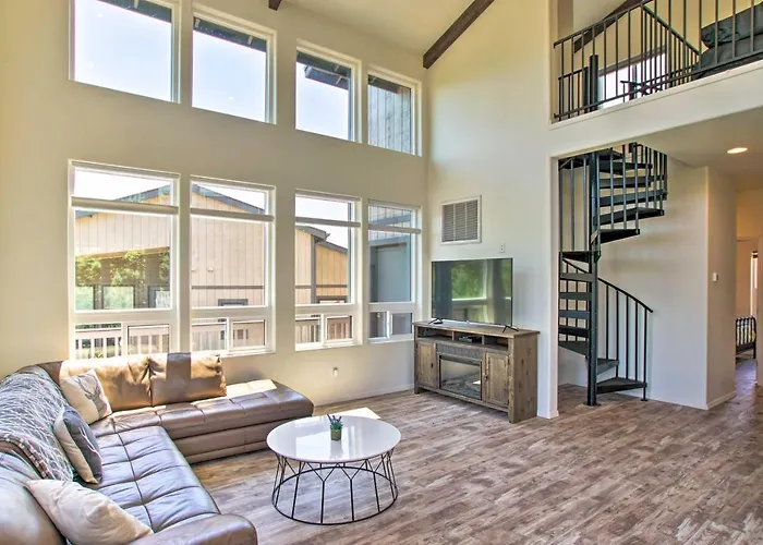 Mountain View Modern Cabin: Luxury Home! *