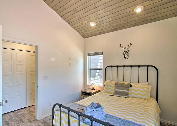 Mountain View Modern Cabin: Luxury Home! Pine