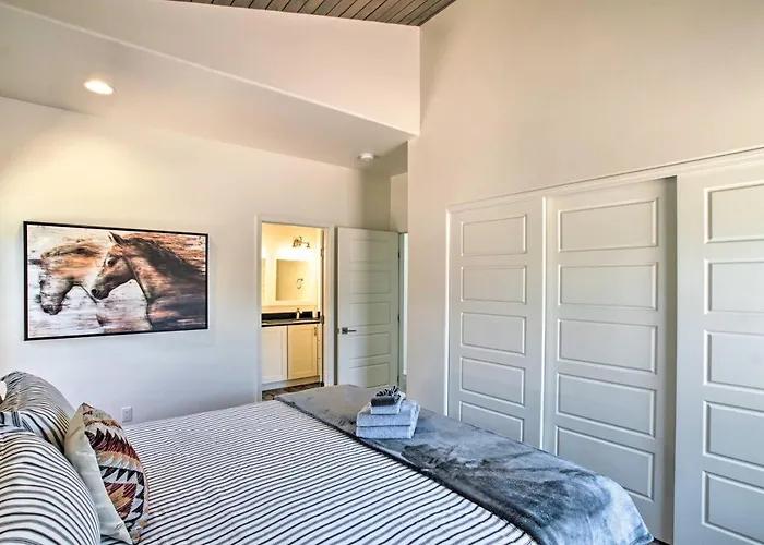 Mountain View Modern Cabin: Luxury Home! Holiday home